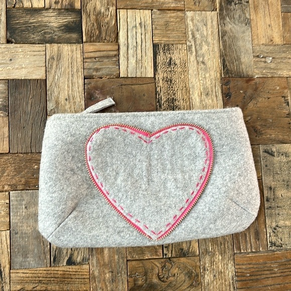 Shiraleah Heart Gray Felt Pouch Bright Pink Interior - Picture 1 of 8